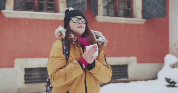 Mujer enferma sonándose la nariz en el tejido al aire libre. Invierno frío — Vídeos de Stock