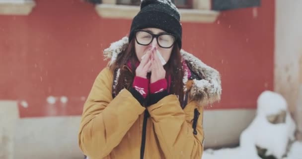 Femme malade qui se mouche dans les tissus à l'extérieur. Jeune femme présentant des symptômes de rhume ou de grippe. Hiver froid — Video