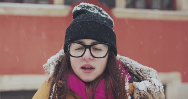 Крупним планом молода нездорова біла жінка, хвора дме її ніс в тканину на відкритому повітрі — стокове відео