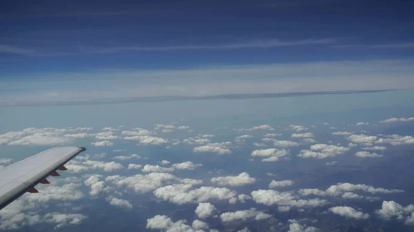 空の旅。飛行機のウィンドウ ビンテージ色をロンドン中心部の航空写真 — ストック写真