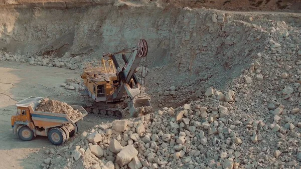 Luchtfoto Shot laden van zware Kipper op de Site open mijnbouw — Stockfoto