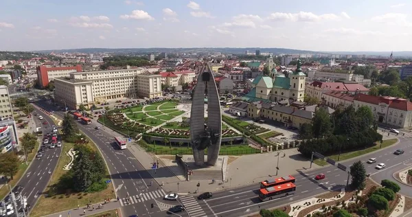 Rzeszow şehir merkezinde öğle acele saat trafik Polonya'da 22st Ağustos 2015 alınan