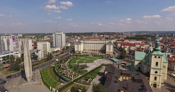 Luchtfoto panorama van stadsplein in Rzeszow, Polen. Centrum van de stad Rzeszów middag spitsuur verkeer genomen in Polen op augustus 2015 — Stockfoto