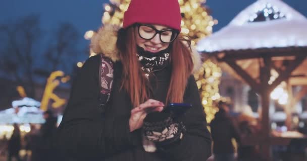 Mulher usando telefone celular à noite — Vídeo de Stock