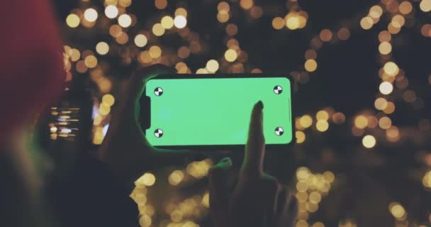 Mulher usando smartphone horizontal com tela verde — Vídeo de Stock