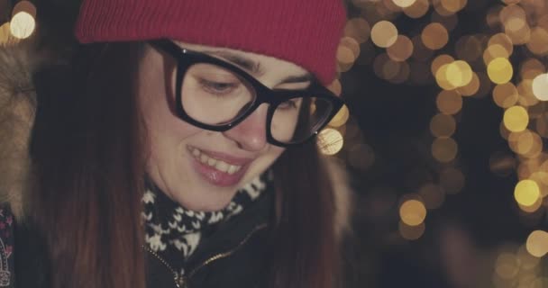 Kalabalık bir sokakta Smartphone kullanarak ve mutlu çekici genç kadın — Stok video