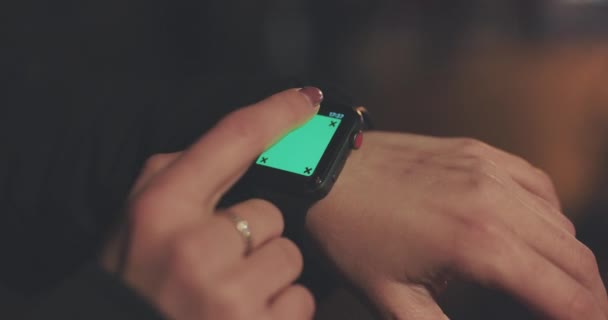 Γυναίκα με τη χρήση της smartwatch πράσινη οθόνη — Αρχείο Βίντεο