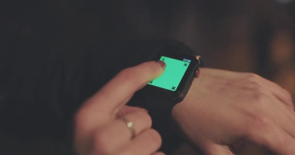 Γυναίκα με τη χρήση της τεχνολογίας wearable συσκευή με οθόνη αφής smartwatch. Πράσινη οθόνη του smartwatch. Νεαρή γυναίκα που προσπαθεί το νέο έξυπνο ρολόι — Αρχείο Βίντεο
