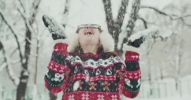 Jonge vrouwen die genieten van de winter dag in de buitenlucht. Snow winter landschap sneeuwvlokken — Stockvideo