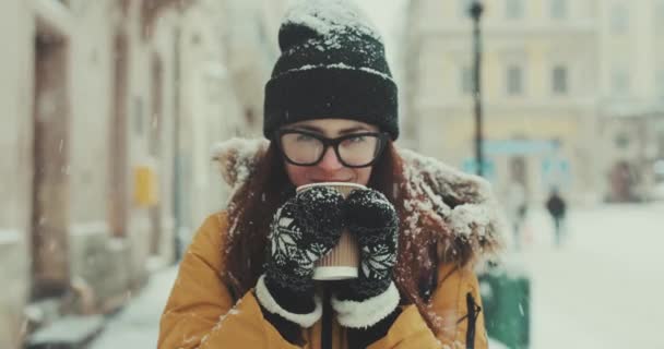 La joven camina por la ciudad para Navidad. Concepto Estilo de Vida, Urbano, Invierno, Vacaciones, Feliz Navidad, Año Nuevo — Vídeos de Stock