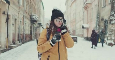 Kadın üstünde hareket eden telefon içinde belgili tanımlık kış binaları içinde belgili tanımlık geçmiş ile sokak söz