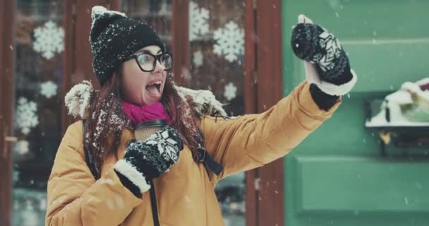 Güzel kız bir selfie gün ışıkları arka plan kış sağlar — Stok video
