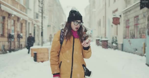 Menina tendo boas notícias no smartphone. Mulher bonita animado no início dos anos 30 ganhar algo gritando de alegria e celebrando — Vídeo de Stock