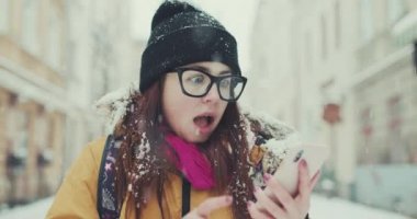 Kız olması iyi haber Smartphone cep telefonu ile. Heyecanlı güzel kadın bir şey bağırarak için sevinç ve kutlama kazanan erken 30s