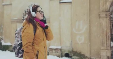 Şehir ve telefonda müzik dinlemek çekici genç kız