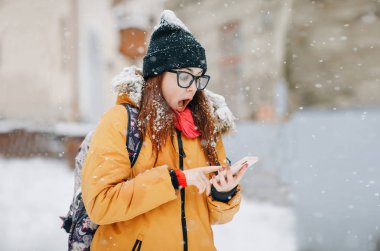 Heyecanlı güzel kadın bir şey bağırarak için sevinç ve kutlama kazanan erken 30s