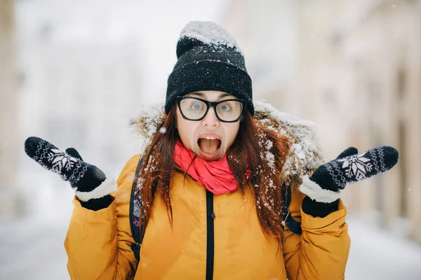 Încântat țipând tânără în picioare peste fundalul străzii orașului. Privind camera — Fotografie, imagine de stoc