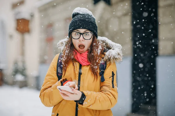 Opgewekt meisje met een positieve mobiele telefoongesprek in de straat — Stockfoto