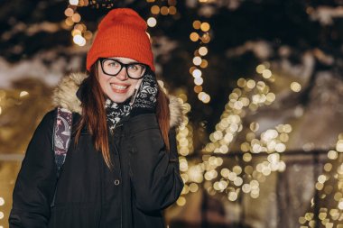Kadın üstünde hareket eden telefon içinde belgili tanımlık kış sokak söz