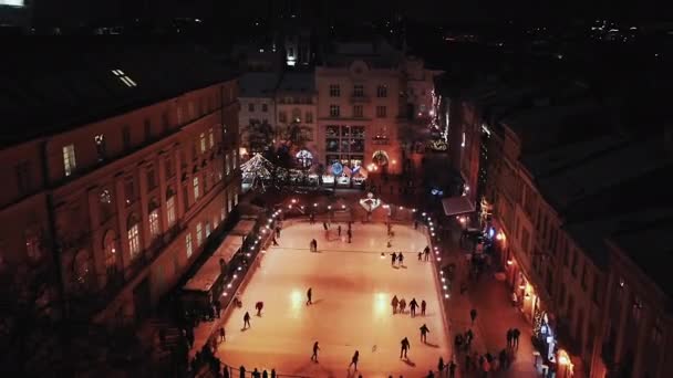Ковзання на льоду з фігурними ковзанами на відкритому повітрі на снігу — стокове відео