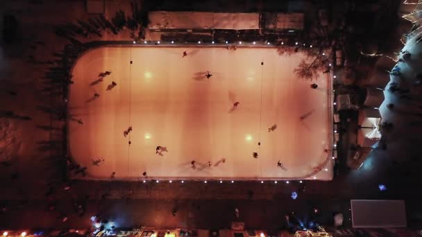 Patinação no gelo à noite. Diversão de inverno ao ar livre para o atleta bom clima de inverno. Pessoas em patins de gelo — Vídeo de Stock