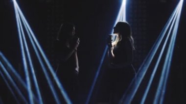 Bir kadının güzel bir yüz ve dudak ile genç seksi profil. Kızlar için bir stüdyo mikrofon şarkı. Siyah ve beyaz