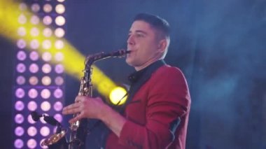 Altın saksafon çalma saksofoncu. Canlı performans. Caz müzik