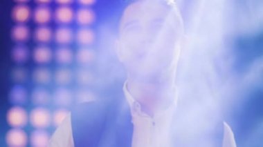 Genç şarkıcı kapatın. Bokeh arka plan