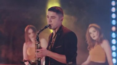 müzisyen oynarken saksafon