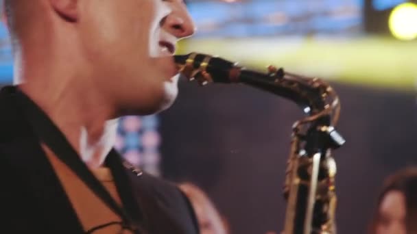 Muzyk gra saksofon altowy na koncert, gra na saksofonie — Wideo stockowe