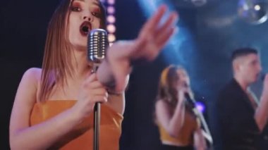 Şarkıcı bir mikrofona şarkı. Portre ve şarkıcı kapatın. Club retro müzik konser