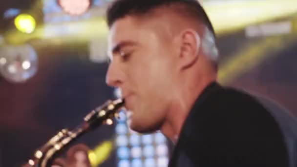 Saxofonista jogar no saxofone dourado. Desempenho ao vivo. Artista de jazz. Destaques . — Vídeo de Stock