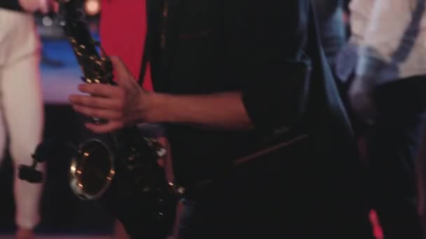 Mans prsty, hraje na saxofon krásné bluesové melodie — Stock video