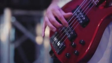 Adam bir rock konserinde gitar çalmak. Bas gitar portre