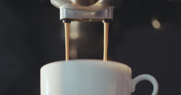 Máquina de café fazendo café expresso na xícara — Vídeo de Stock