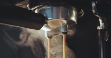 Taze kahve kahve makinesinden çıkıyor yapma