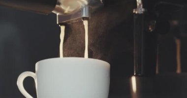 Espresso kahve hazırlayın. Bir fincan kahve makinesi kahve döktü