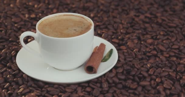 Кофейная чашка и кофейные зерна. — стоковое видео