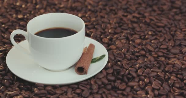 Una taza de café. Agitar con cuchara. Primer plano de un hermoso café. Agitar con cuchara . — Vídeo de stock