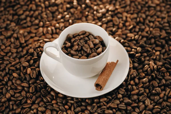 Кавова чашка зі смаженими кавовими зернами на столі — стокове фото