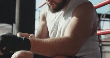 Boksör mücadele eğitim önce siyah handwrap elleriyle sarar