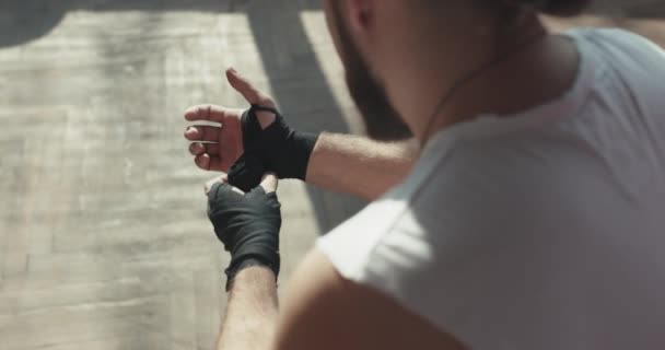 Boxer Wraps Hands. Hombre boxeador envolver manos preparándose para una pelea — Vídeos de Stock