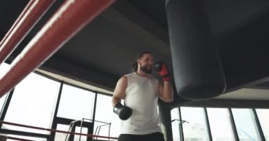 Profesyonel boksör ringde, pratik grev, raf, savunma ve dayanıklılık, eğitim, kamera önünde ıslak tekniği