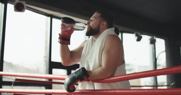Боксер после тренировки на ринге с водой — стоковое видео