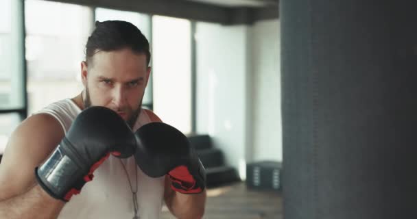 Sport och människor, unga manliga idrottare utbildning i boxning gym — Stockvideo