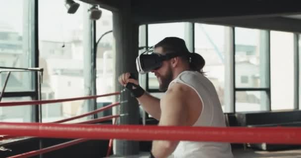 ผู้ชายที่น่าสนใจมวยใน VR 360 การฝึกอบรมชุดหูฟังสําหรับการเตะในความเป็นจริงเสมือน — วีดีโอสต็อก