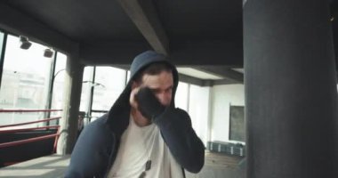 Boksör trenler bir şampiyonluk için. Studio boks sporcu