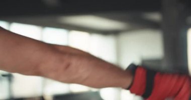 Bazı Kicks kum torbası ile pratik avcı