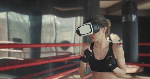 A Vr-360 headset képzés rugdossa a virtuális valóságban boksz nő — Stock videók