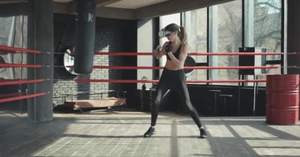 Mujer en realidad virtual auriculares invitan a jugar en el boxeo videojuego — Vídeos de Stock